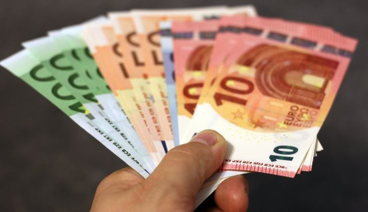 Cilvēks tur rokās vairākas eiro banknotes 100, 50, 20 un 10 eiro vērtībā, jo uzzināja, kā piesaistīt naudu