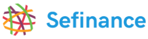 Логотип Sefinance.lv, в котором название синими буквами, а спереди расположен цветной круг